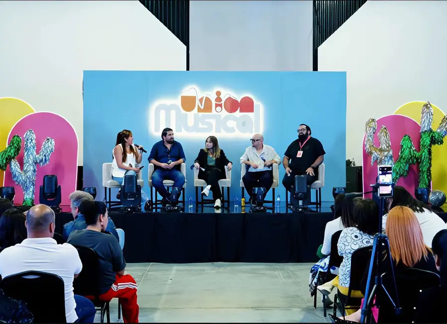 Panel en el escenario principal de Unión Musical 2026