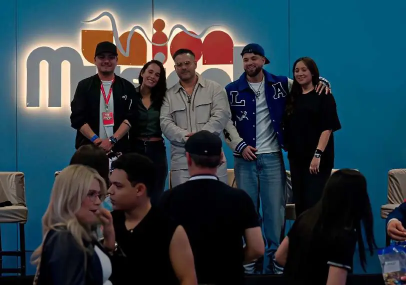 Artistas y speakers en el escenario de Unión Musical 2026